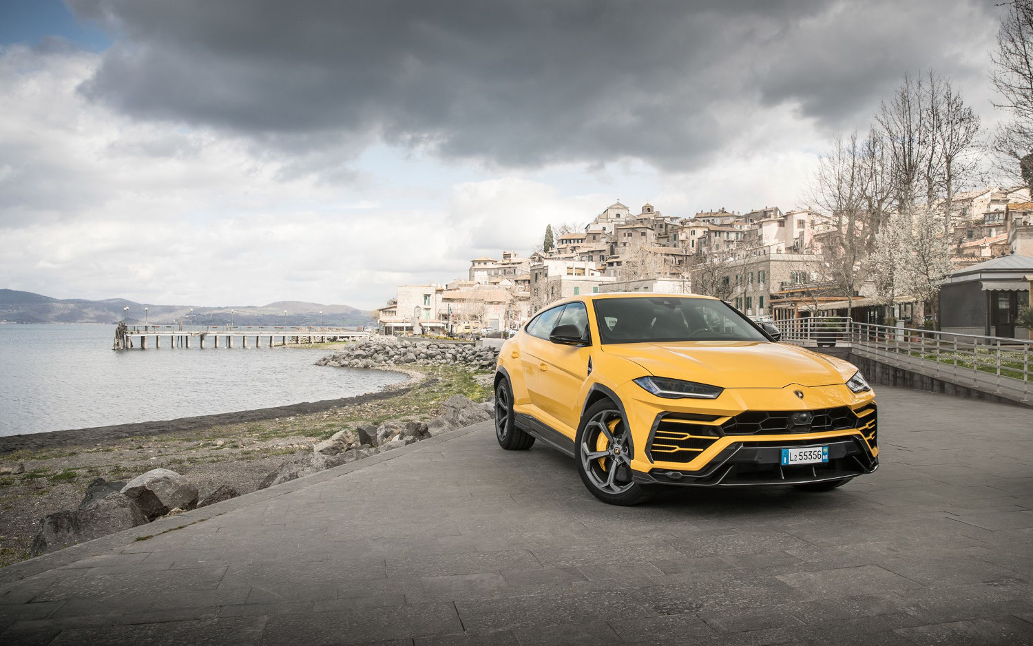 Comparison Porsche Cayenne EHybrid 2019 vs Urus 2019